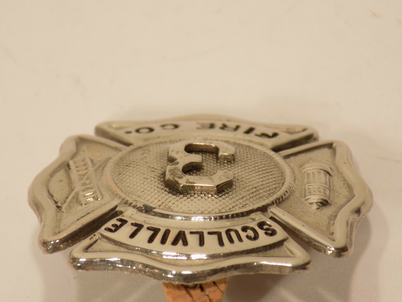 VINTAGE FIRE FIGHTER HAT BADGE - SCULLVILLE FIRE DEPARTMENT