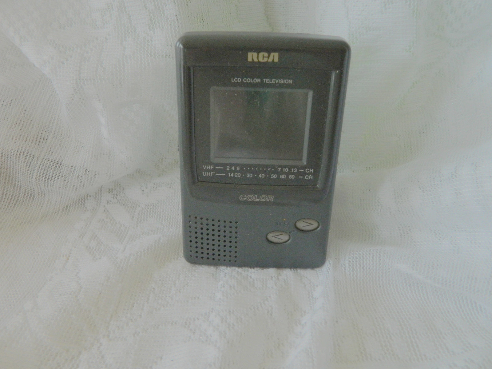 Vintage RCA LCD color TV 16-3053 6V  hand held 4 1/2