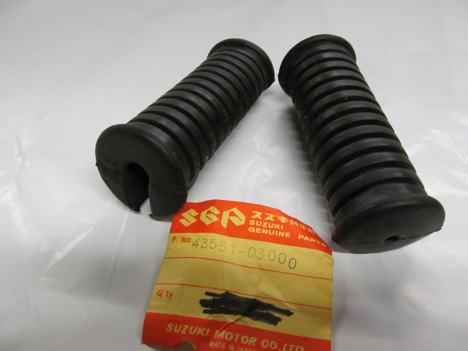 テスト NOS GENUINE Suzuki GT380 1972-73 RH Footrest Rubber 43551-33000