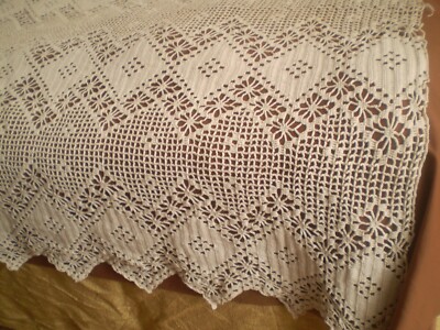 Gorgeous STAR Pattern Beautiful Cherished Condition Vintage QUEEN Ivory Crocheted Coverlet Lovingly Handmade