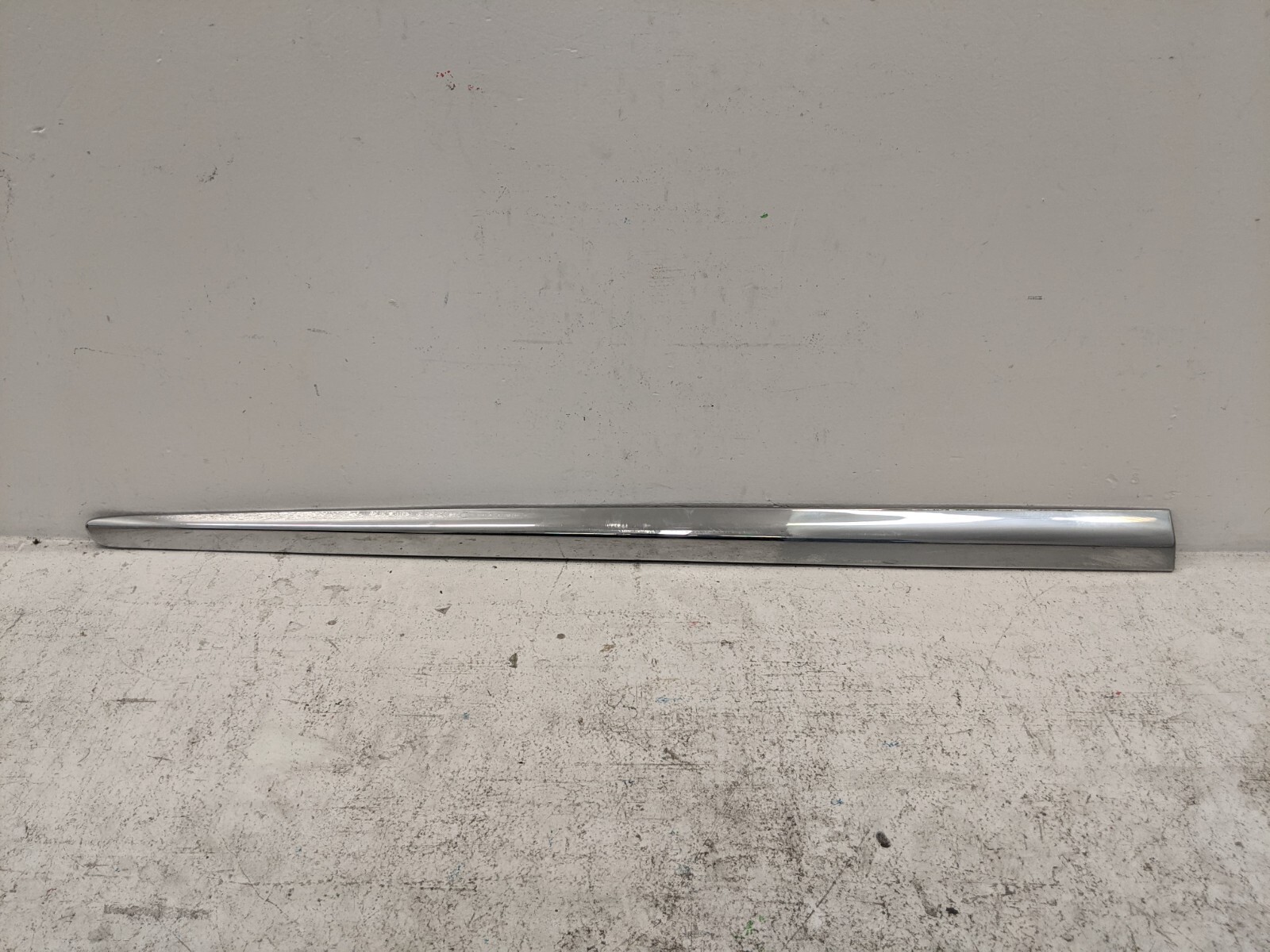 2013-2020 INFINITI JX35 FRONT LEFT DOOR LOWER MOLDING