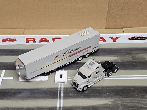 新品　PS　キャデラック GMP / SPECCAST 1:64 CADILLAC GM RACING PETERBILT 387 TRUCK