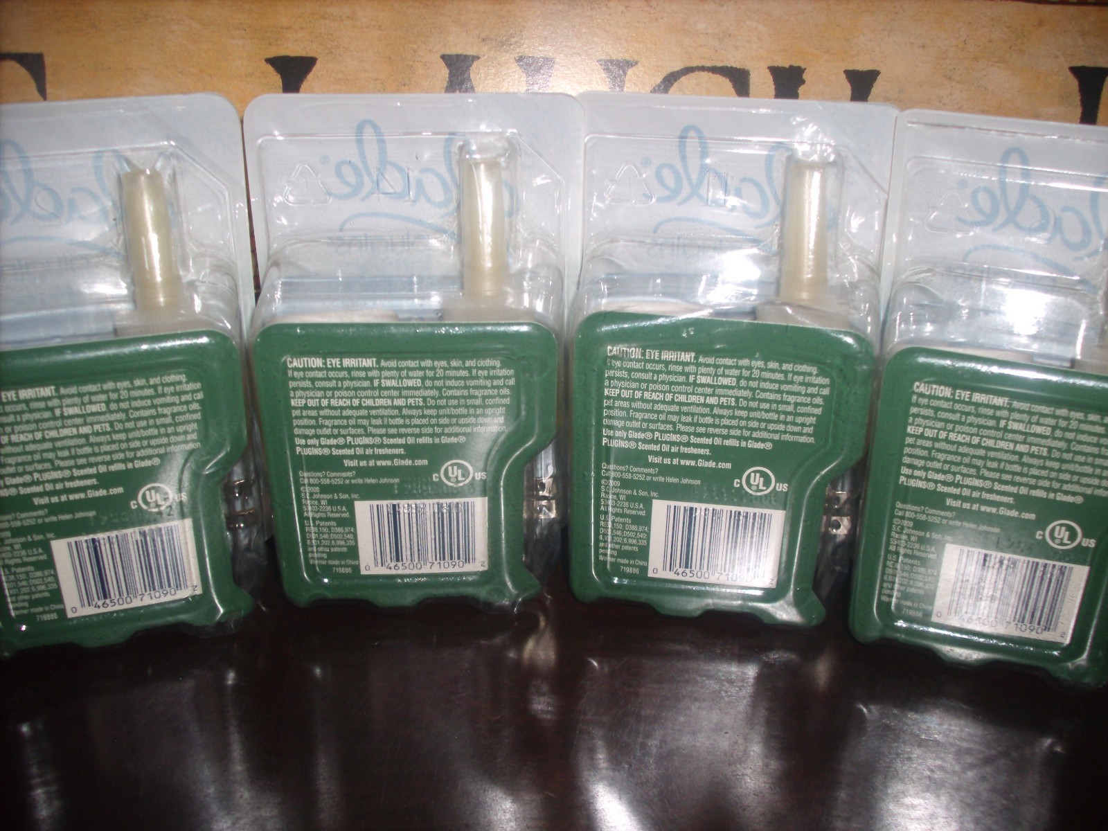 Glade Plugins Scented Oil refills HOLLY BERRY 4 Kits 1 Warmer 1 Refill in each