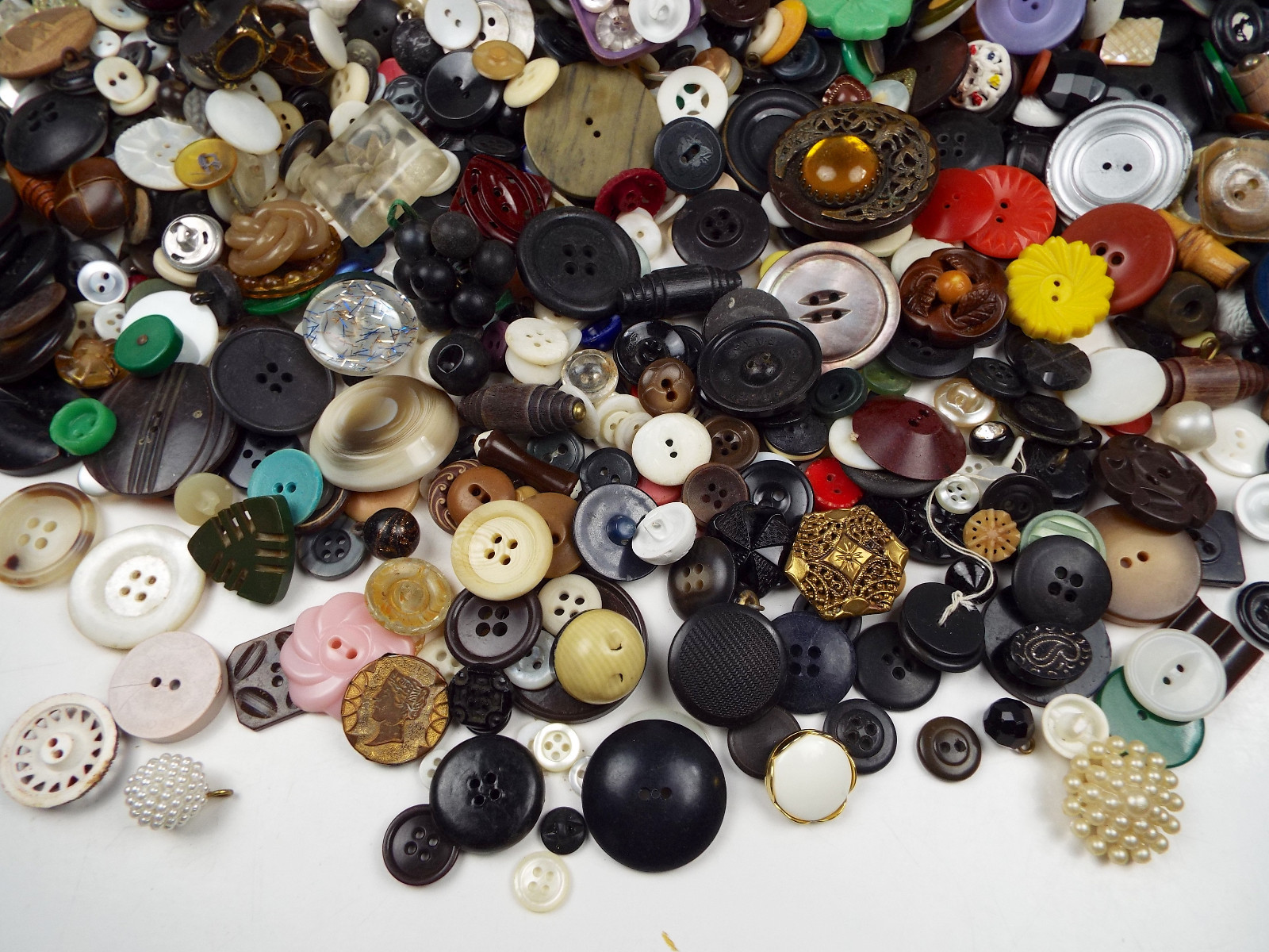VINTAGE BUTTON COLLECTION Over 10 Lbs Unsearched Sold As Found Estate Lot #159
