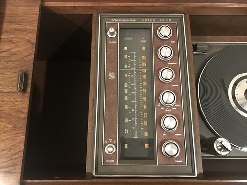 Vintage 1968 Magnavox stereo console AM/ FM  record player