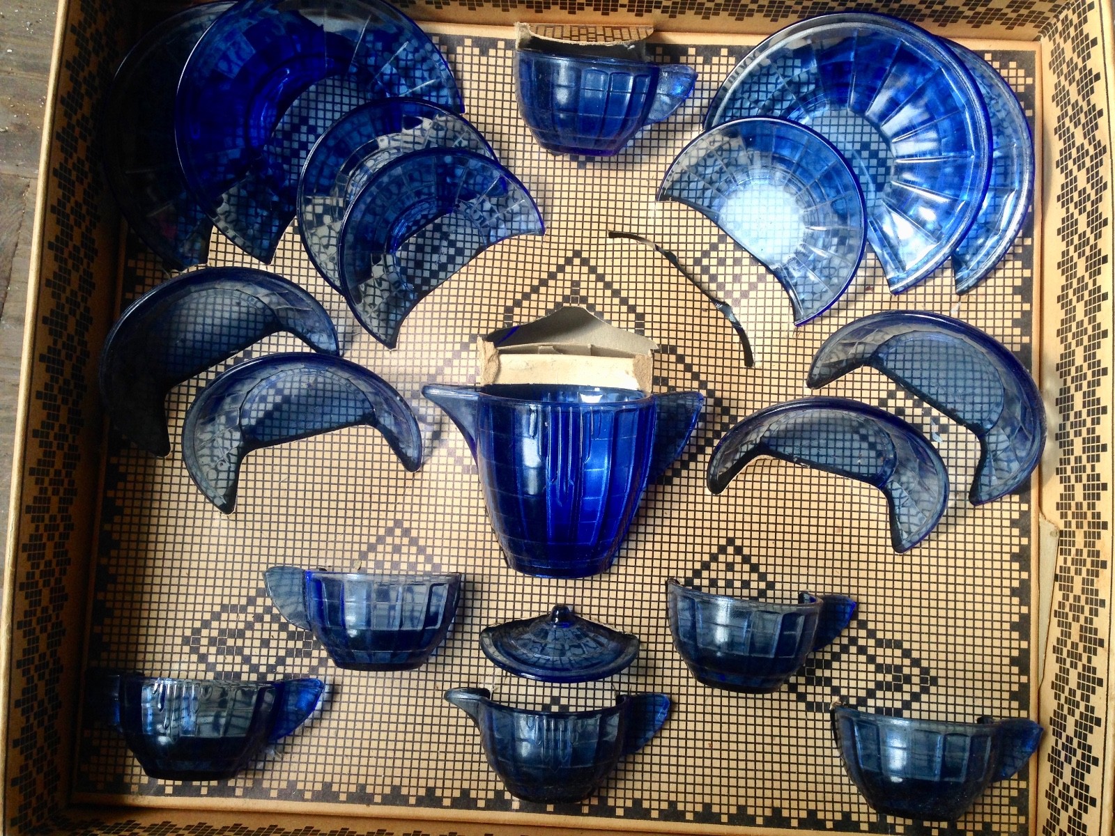 1930 18 PCS ART DECO BLUE GLASS LITTLE AMERICAN MAID TEA SET BOX AKRO AGATE CO