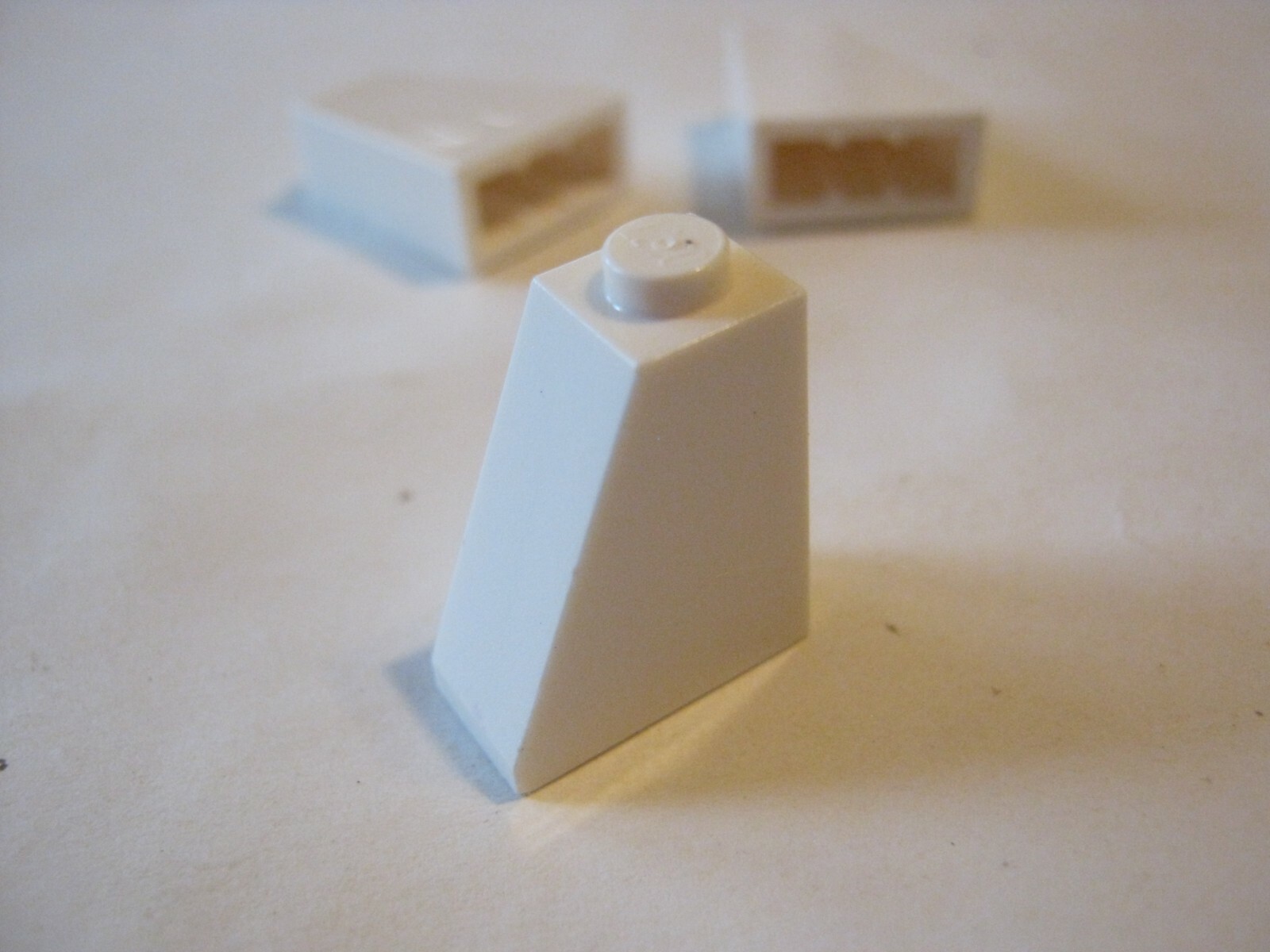 Lego x6 White 1x2x2 Sloped Bricks, With One Stud, 60481 (028 Lego x6 White 1x2x2 Sloped Bricks, With One Stud, 60481 (028