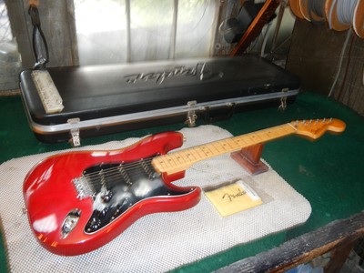 VINTAGE 1979 FENDER STRATOCASTER GUITAR RARE TRANS RED W/ OHSC EXCELLENT 100%