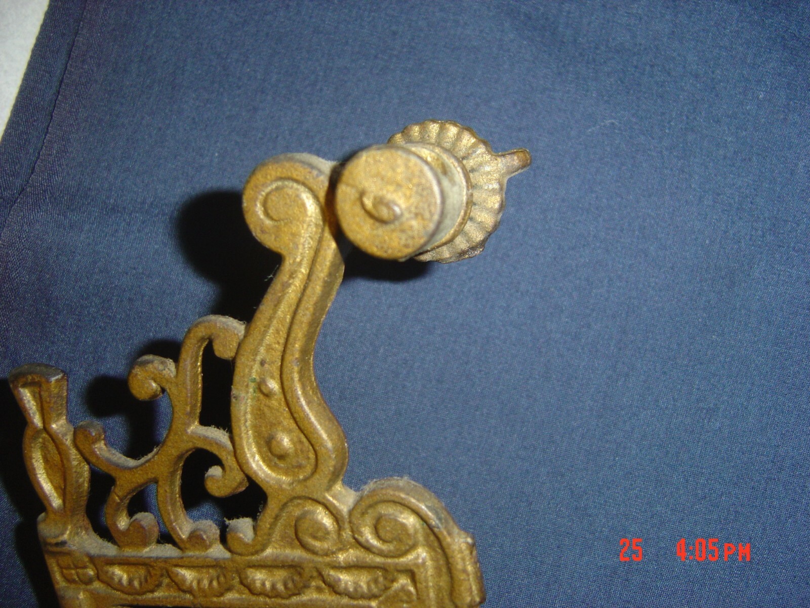 ANTIQUE CAST IRON WALL MOUNTED KEROSENE/OIL LAMP/ HOLDER/BRACKET