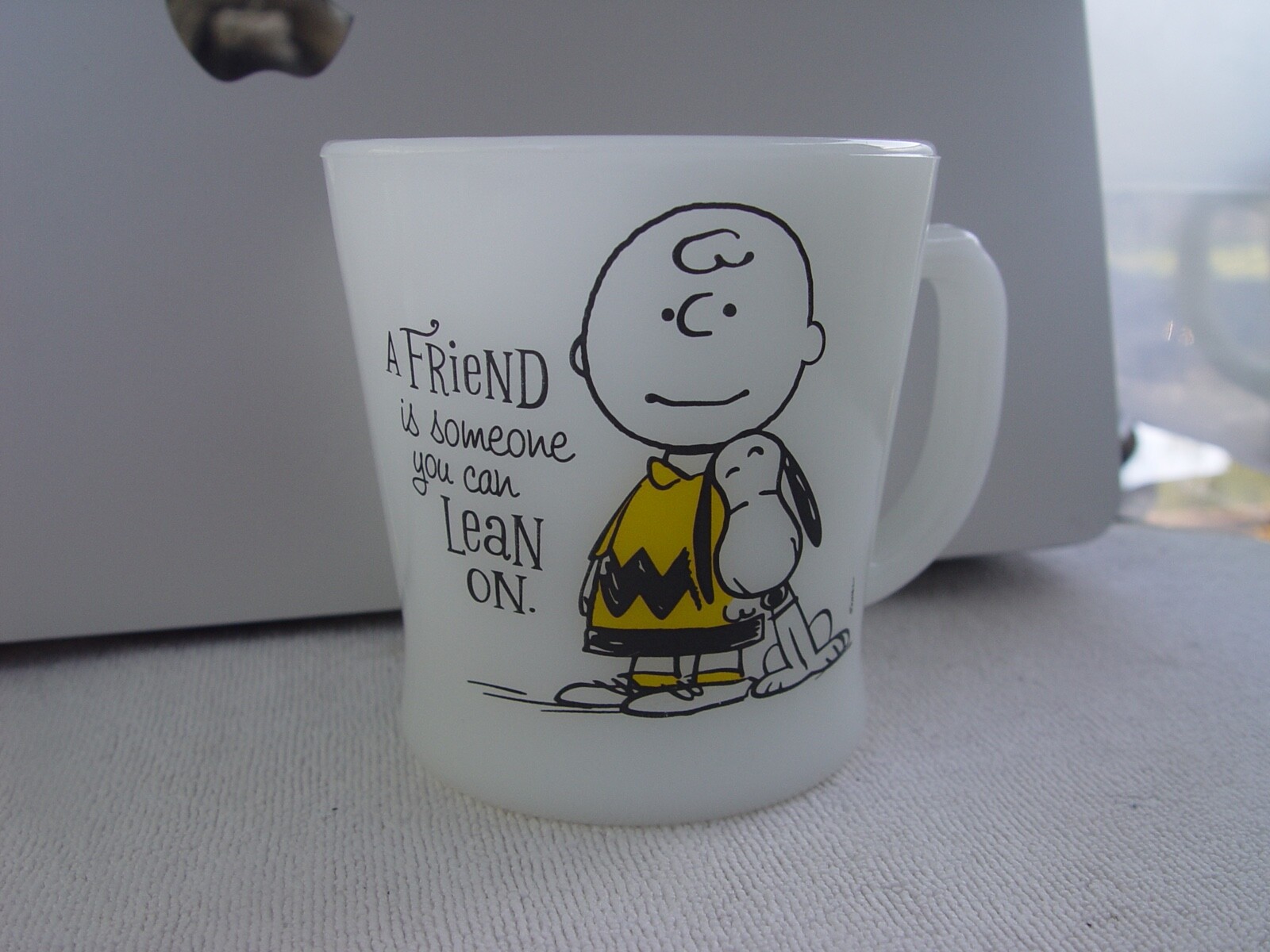 FireKing A Friend Is Someone You Can Lean On SNOOPY CHARLIE BROWN Coffee MugのeBay公認海外通販｜セカイモン