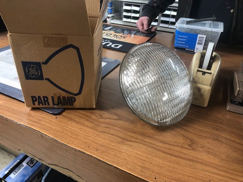 500PAR64/MFL GE 39409 500W 120V SEALED BEAM INCANDESCENT MEDIUM FLOOD LAMP