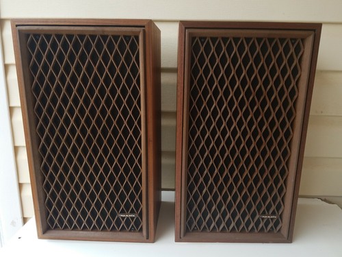 Vintage Realistic Nova-5 Bookshelf Speakers Working *See pictures for Cracks*