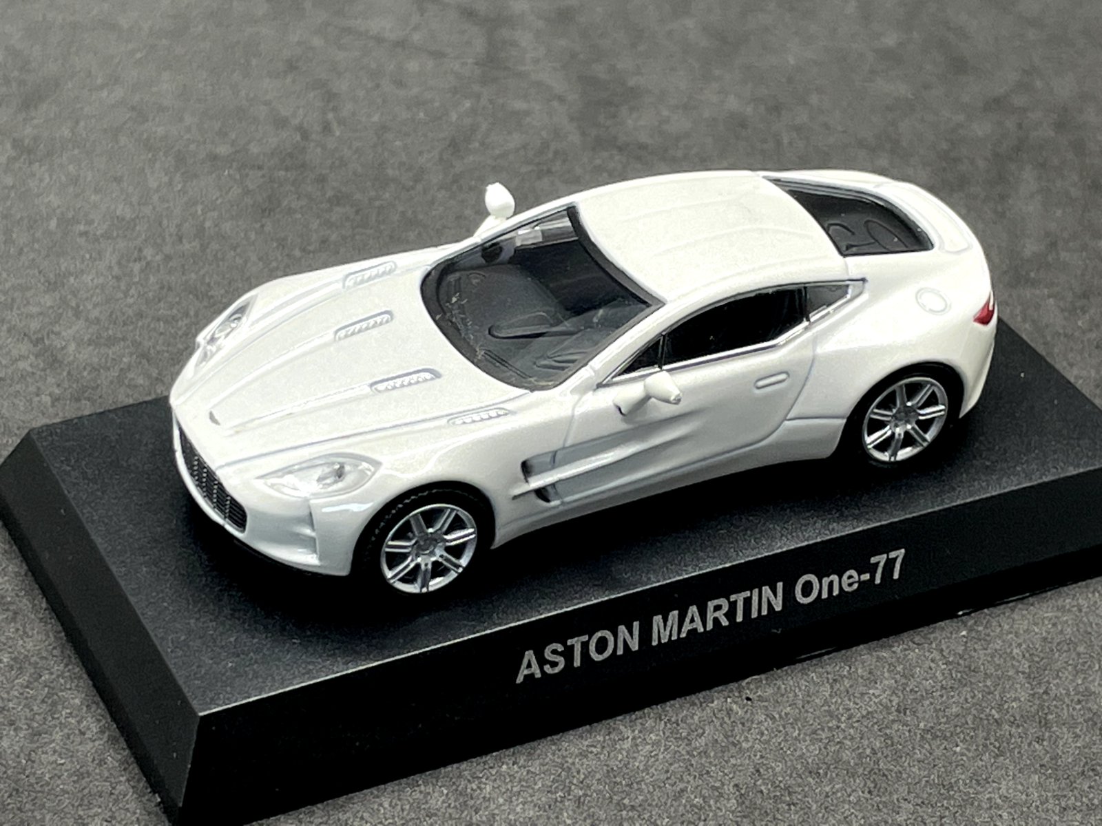 1/43 スパーク　アストンマーチン　One-77　ミニカー　ホワイト SPARK-MODEL S2161 Scale 1/43 | ASTON MARTIN ONE-77 2010