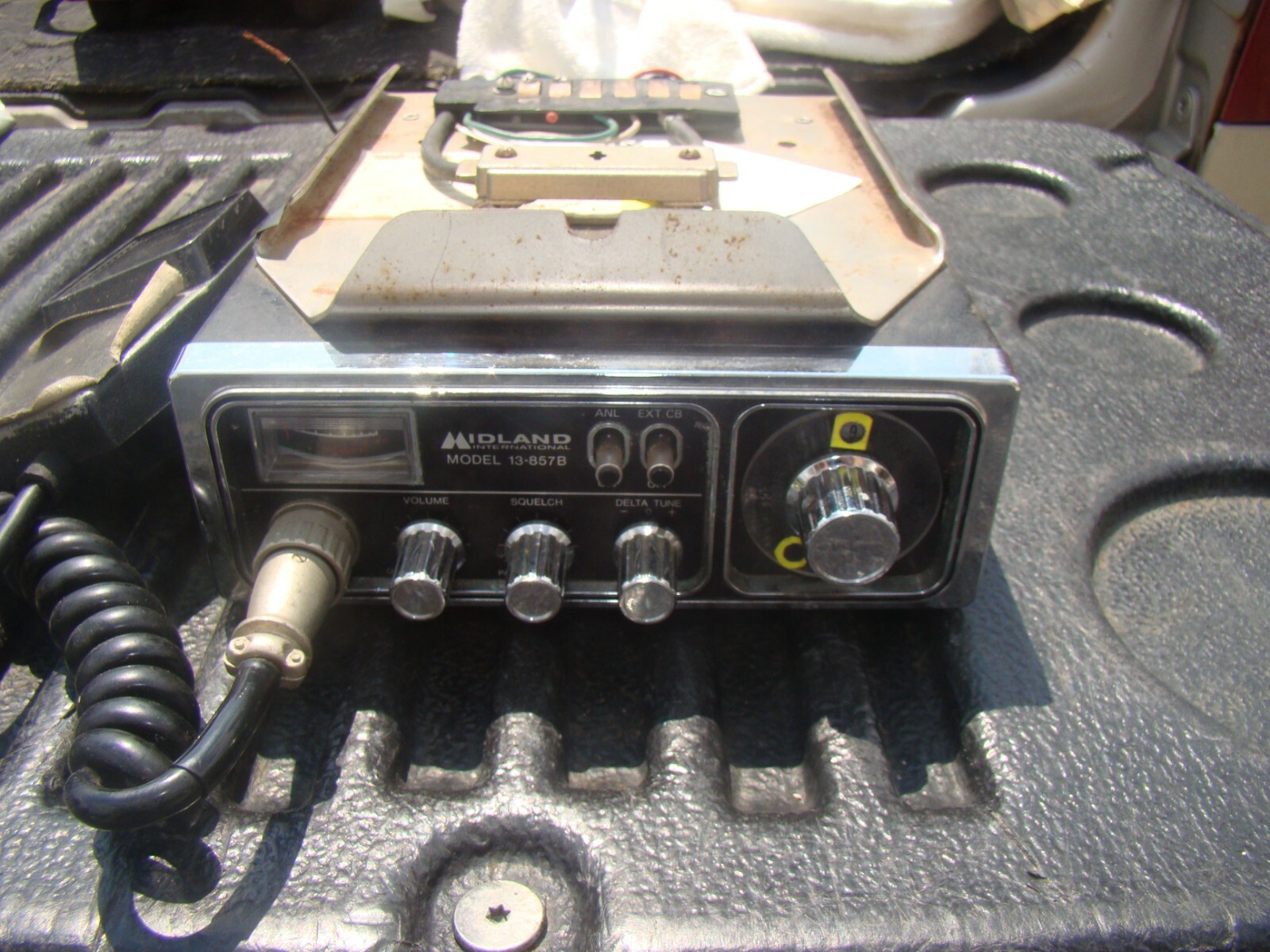 Vtg 1976 Midland CB Radio Model 13-857B w/ Mic & Mount Un