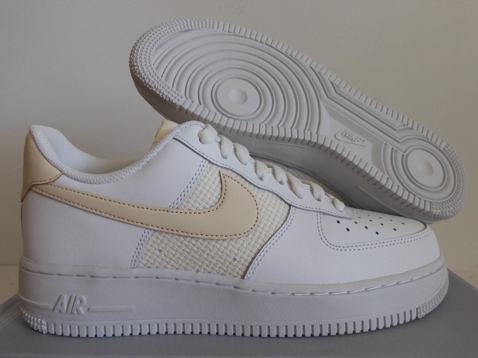 【NIKE】 Air Force 1 Essential WMNS NIKE AIR FORCE 1 07 ESSENTIAL SUMMIT WHITE-FOSSIL SZ