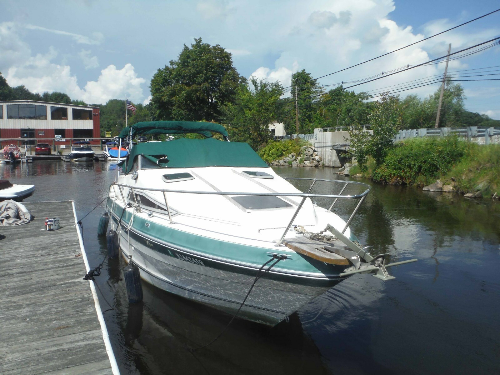 1988 23' SEA RAY WITH 2 AXLE ROLLER TRAILER