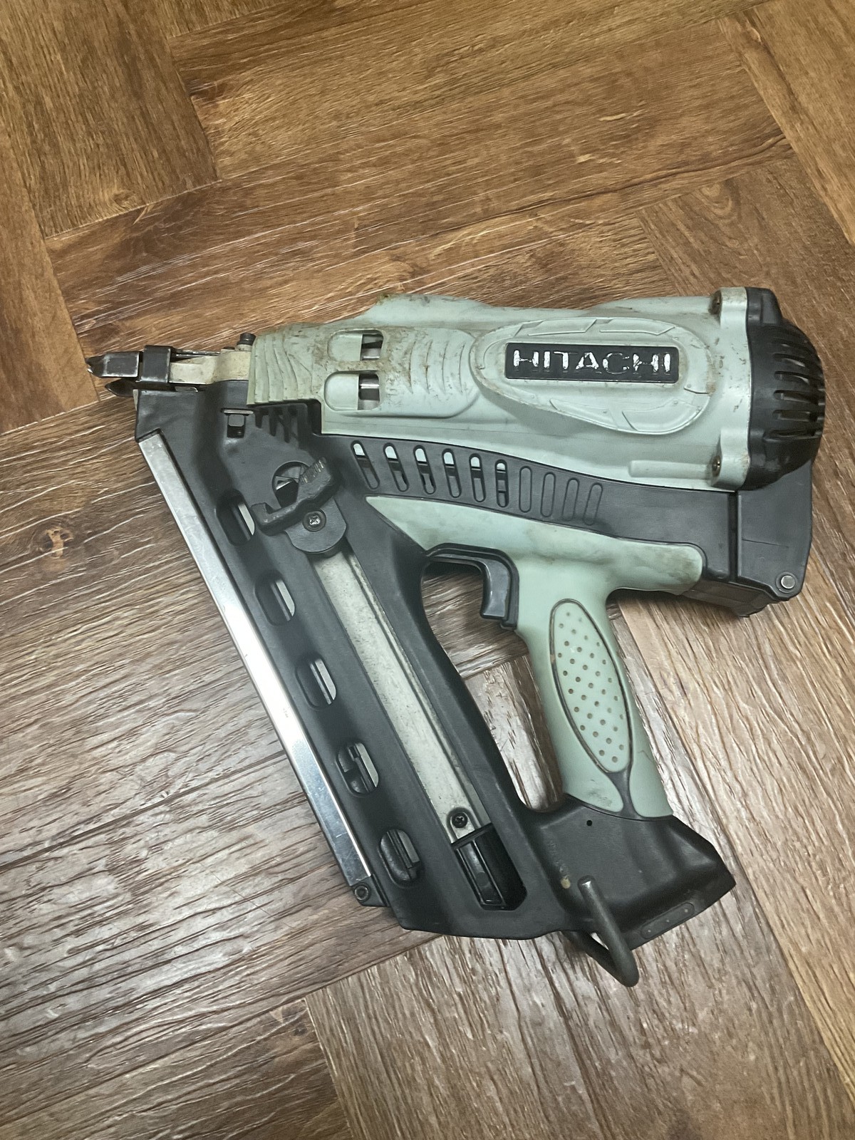 Hitatchi Koki NR90GC2 Nail-Gun With x2 Batteries Charger Case And Gas Canister