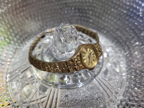 ビンテージ美品  SEIKO レディースウォッチ(菱形フェイス) Seiko Women's Petite Silver Tone Watch, Wind Up, Faceted