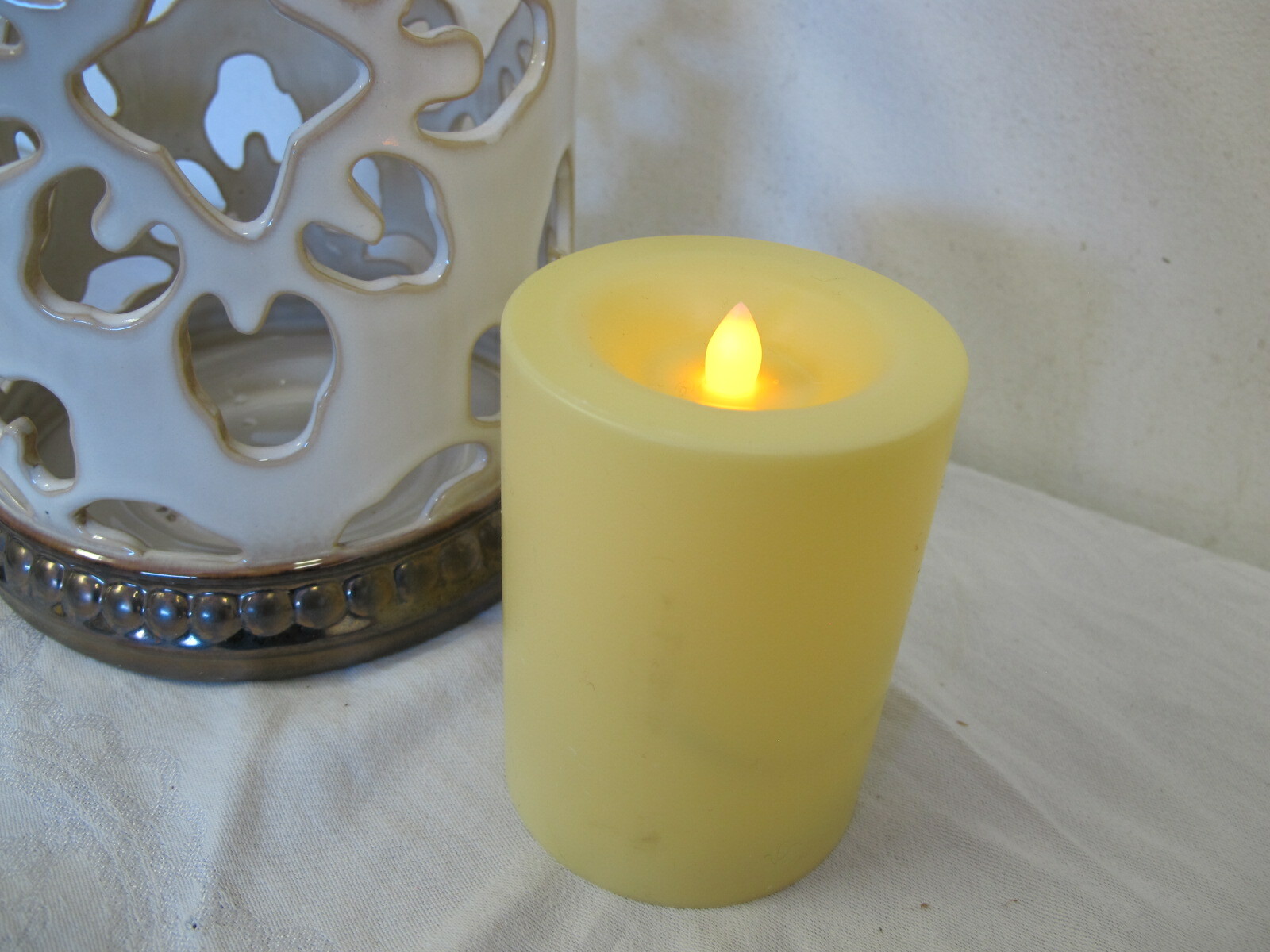 CRACKER BARREL WHITE CERAMIC CANDLEHOLDER WITH FLAMELESS FLICKERING CANDLE