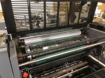 2017  Kompac Kwik Finish 32 UV coater with feeder & Stacker