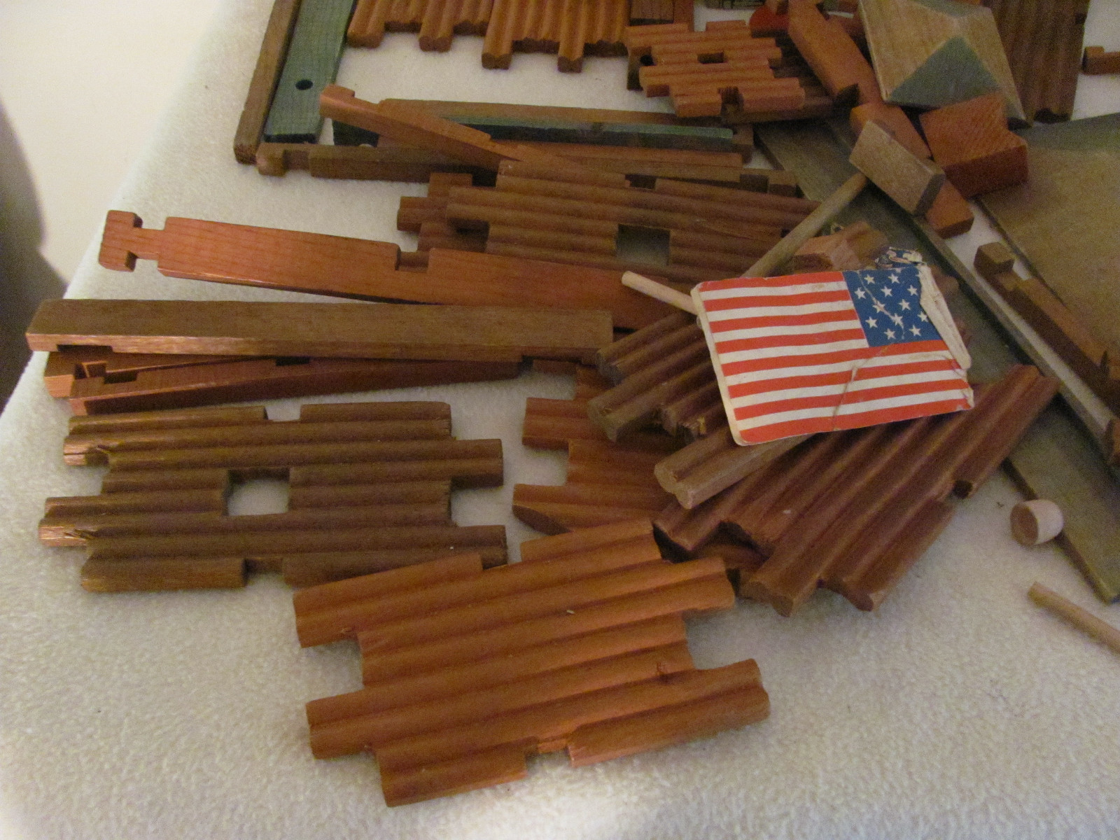 LINCOLN LOGS  EARLY AMERICAN FORT SET IN THE ORIGINAL BOX