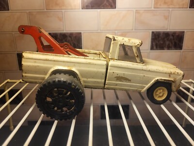 Vtg 1960's Mini-Tonka white wrecker tow truck w/fat Rear Tires 