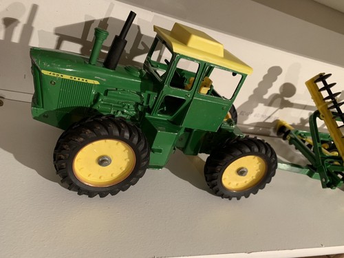 1/16 John Deere 7520 And Center Fold Yellow Gang Disc. Ertl Very Rare