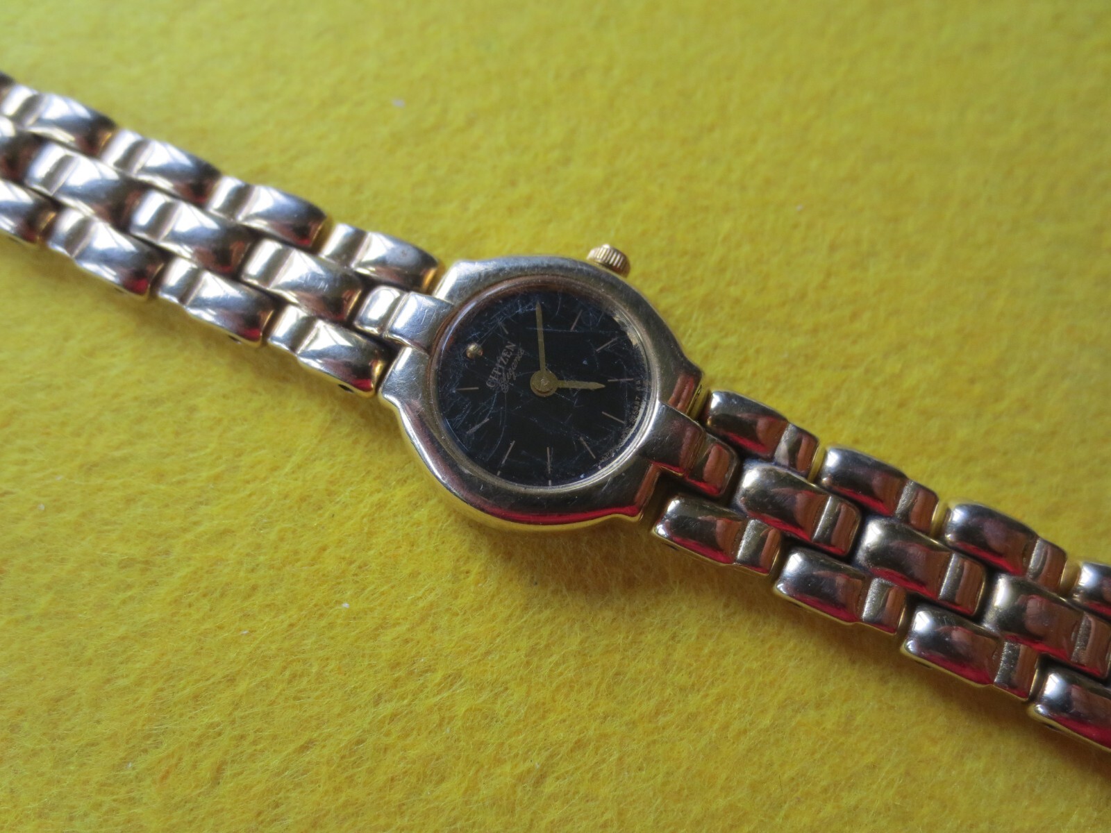 Vintage Seiko Watch Women Gold Tone bangle W/Black Oval Dial