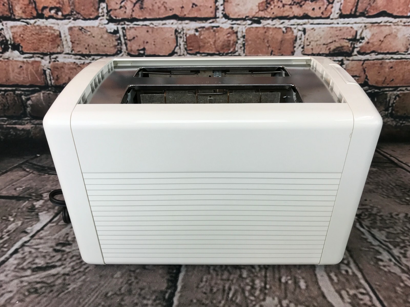 Toastmaster Cool Touch Wide Slot Toaster B1021 - White With Box