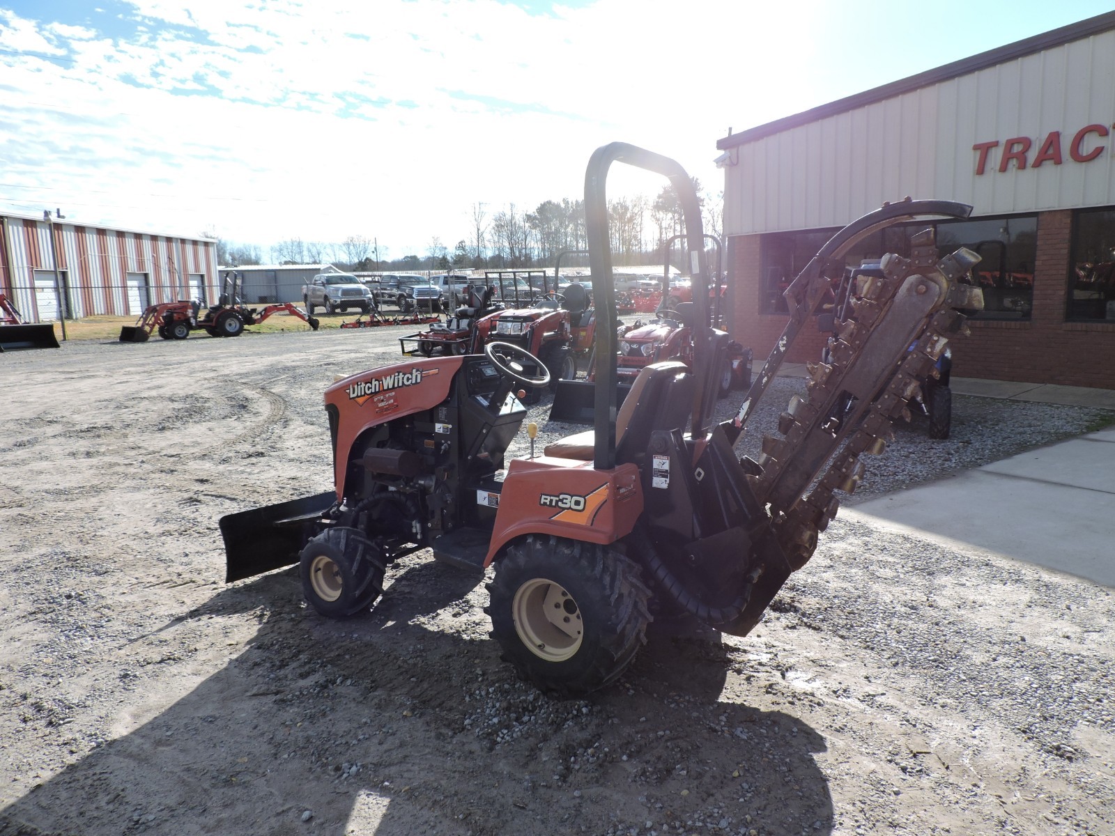 2013 DITCH WITCH RT30 TRENCHER - SELF PROPELLED - LOW HOURS - GOOD CONDITION!!