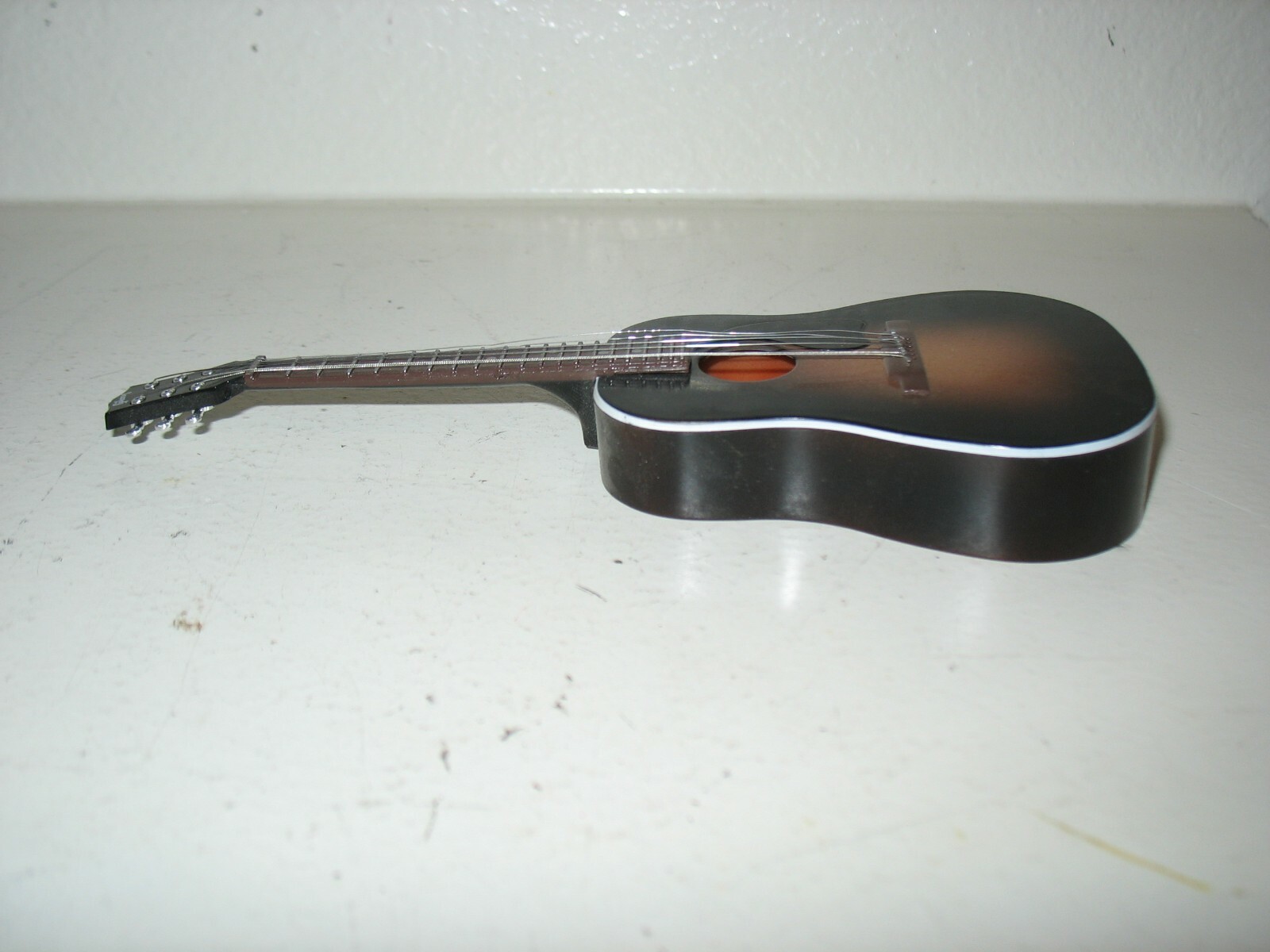 1/6 scale Gibson acoustic guitar for 12