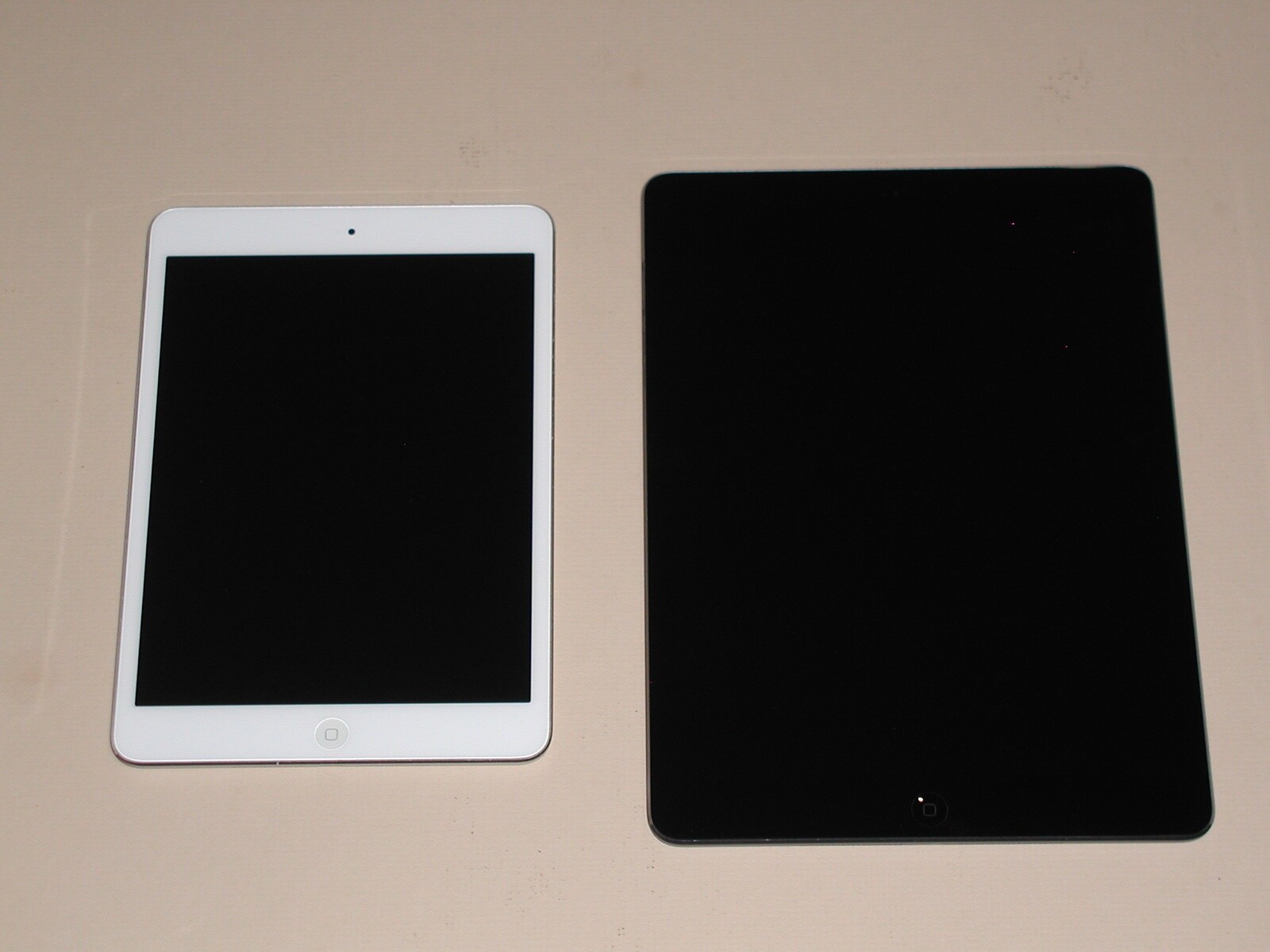 Apple iPad Air 1st Gen. 16GB, Wi-Fi, 9.7 & Apple iPad MiNi Apple iPad Air 1st Gen. 16GB, Wi-Fi, 9.7 & Apple iPad MiNi