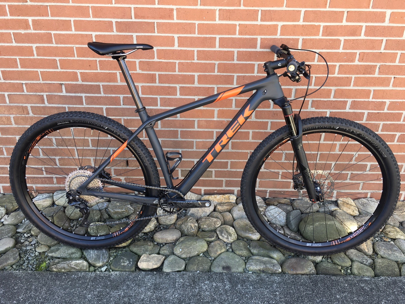 2018 Large (19.5") Trek Procaliber 9.7. OCLV Mountain Carbon. Remote Lockout