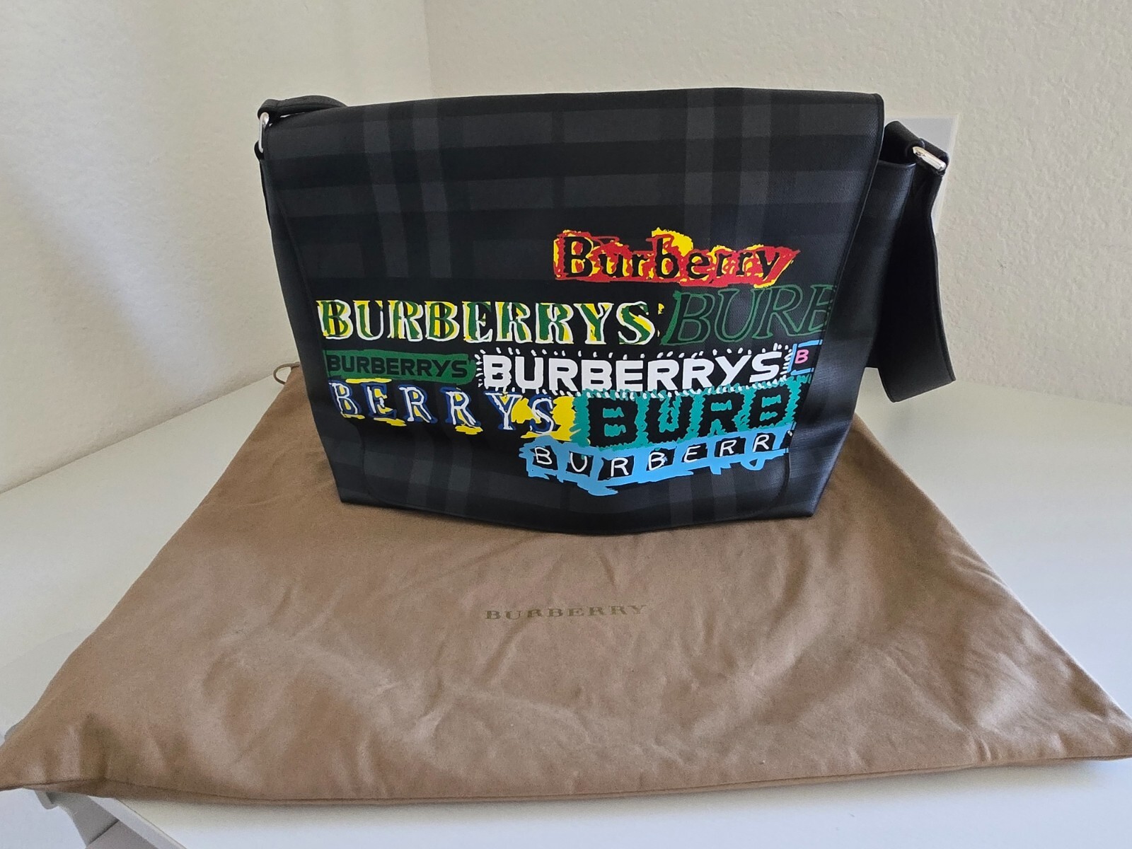 Burberry グラフィティ　メッセンジャーバッグ Burberry グラフィティメッセンジャーバッグ