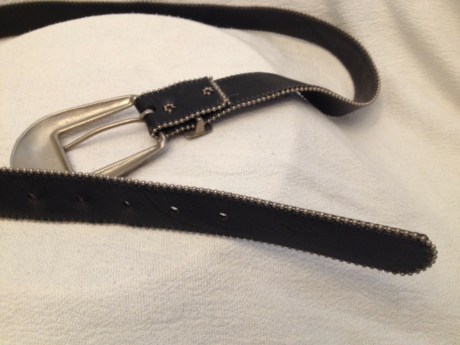 VINTAGE BLACK LEATHER BELT ANTIQUED SILVER BUCKLE SILVER DETAILING SIZE 34-36