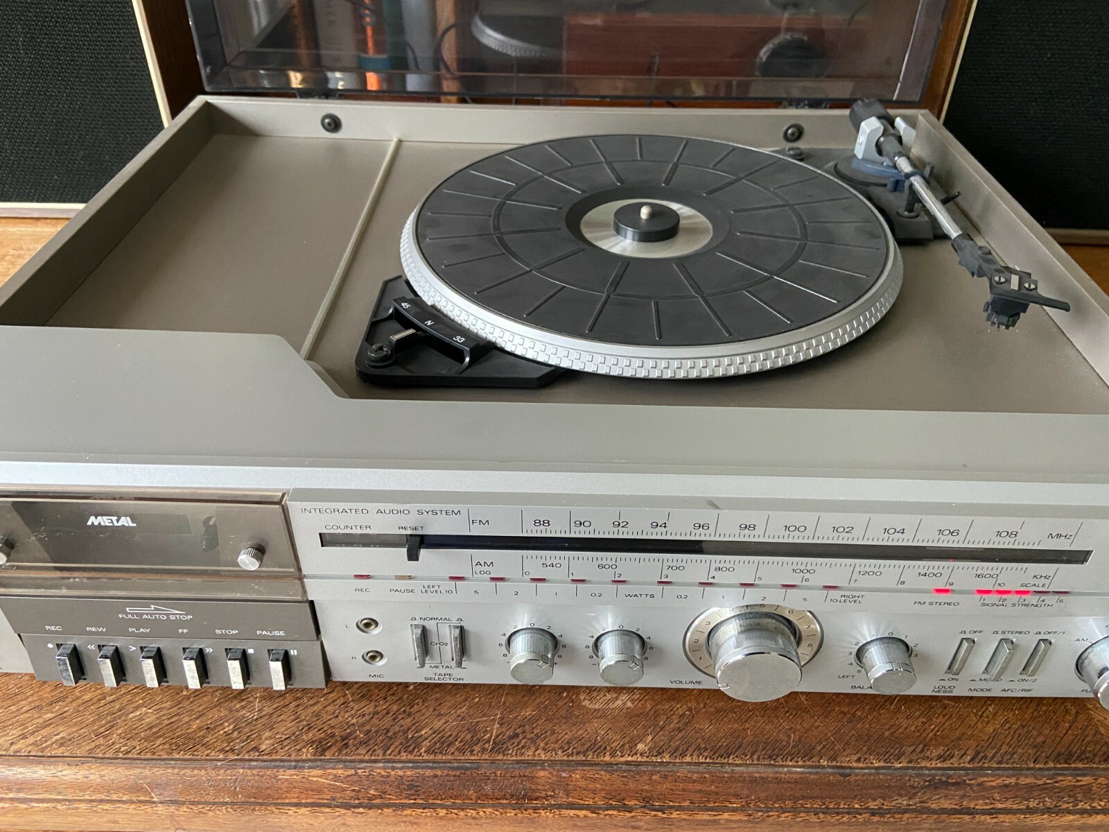 Magnavox All-in-One Stereo Intergrated Audio System--VINTAGE Magnavox All-in-One Stereo Intergrated Audio System--VINTAGE