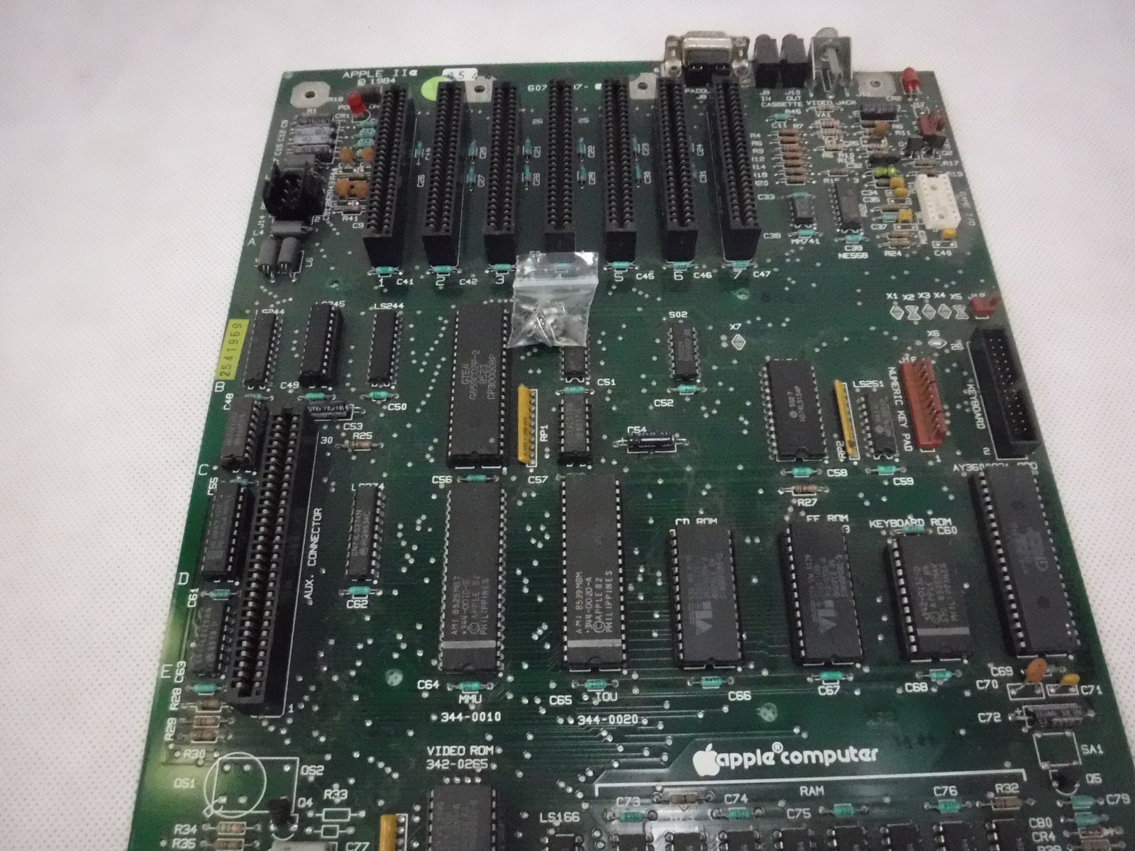 Vintage Apple 2e lle Motherboard Logic Board 1984 820-0087-A 607-0187-A C20