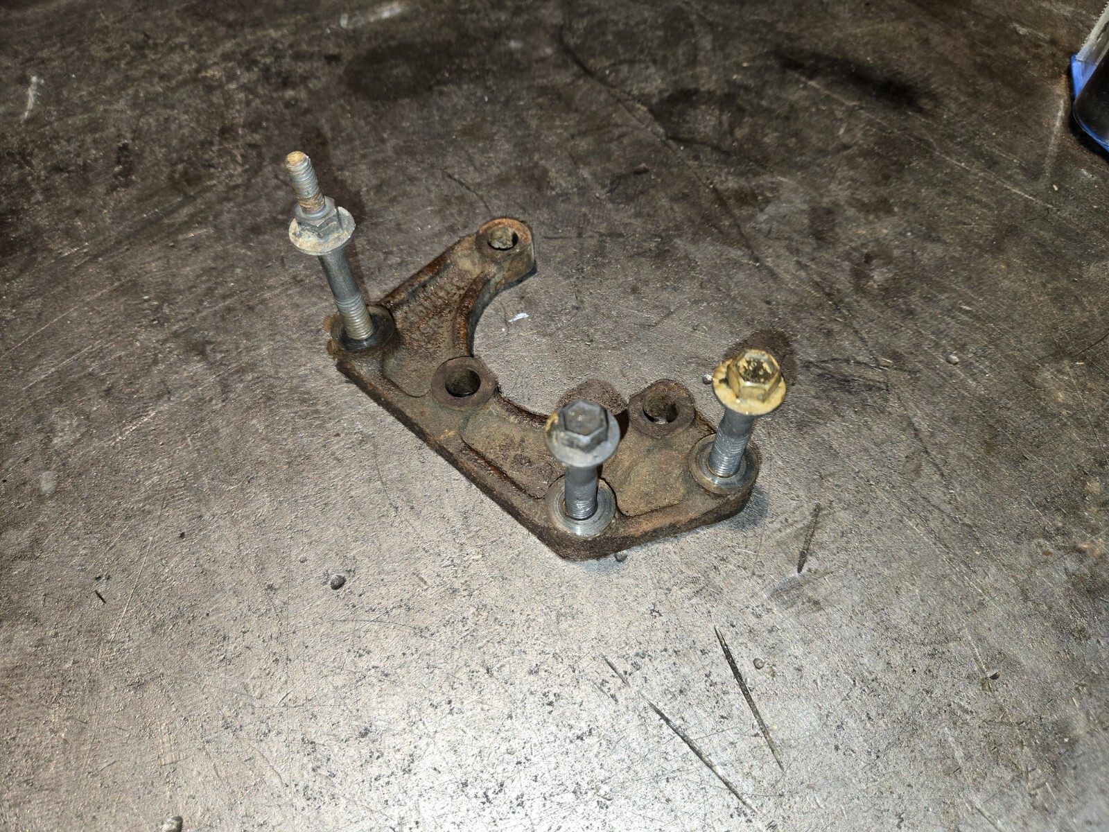 Dodge Ram Cummins 24V 5.9L Power steering pump Bracket 3947408 with bolts - Picture 1 of 4
