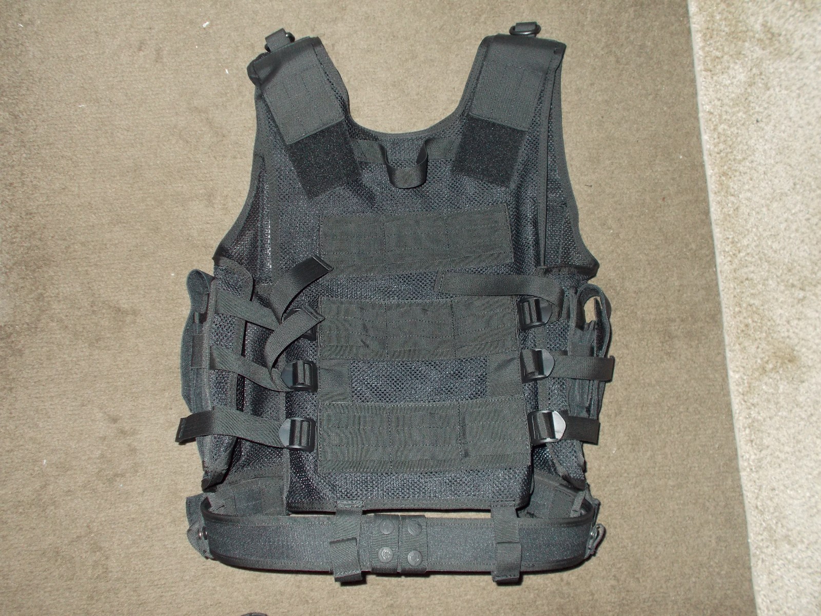 Tactical  Right Hand Vest and Mags Pouchs New, Medium.