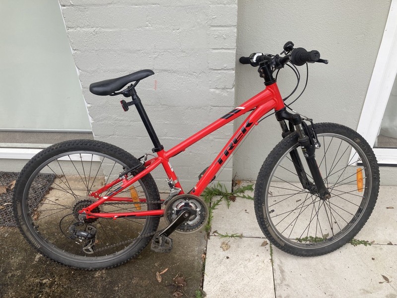 Trek mountain bike with gears, suits 8 