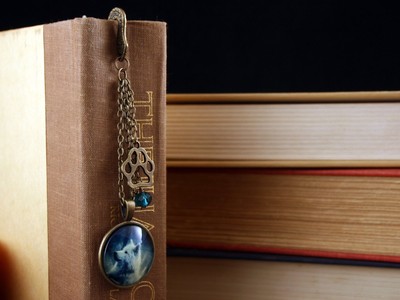 Wolf Bookmark Cabochon in Blues & Whites, Chains, Pawprint, Blue Swarovski