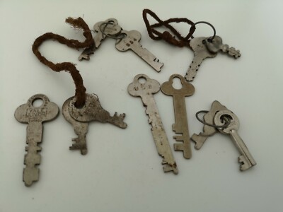 upcycling unique designs. 11 keys perfect for steampunk Vintage YALE Keys