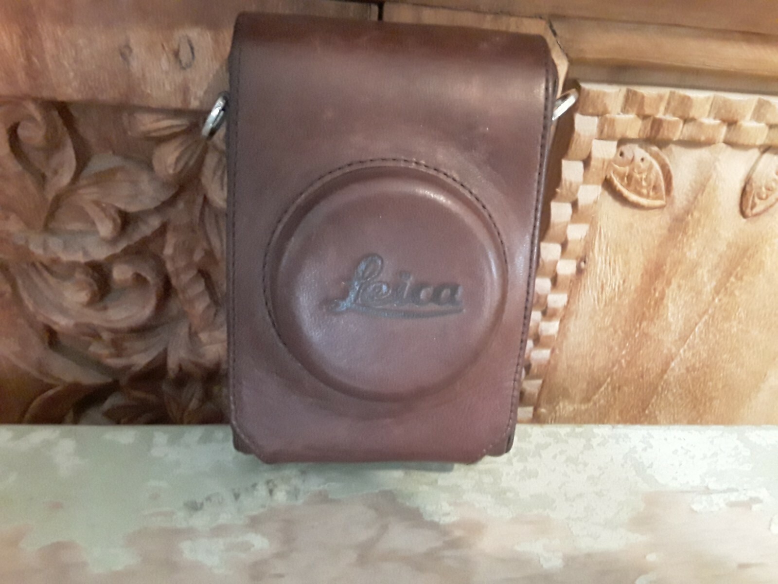 Used Leica brown leather case. It looks and smells like brand new. No strap.