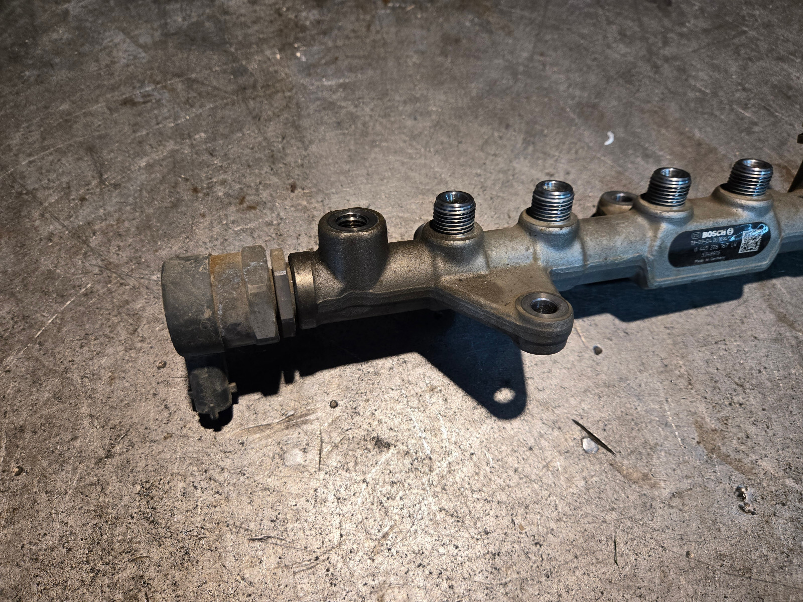 OEM Cummins Bosch 0445226167 5348915 Fuel Rail - Picture 3 of 7