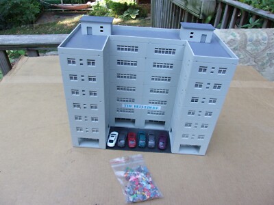 Pro built custom large city building & 100 figures ( N scale)