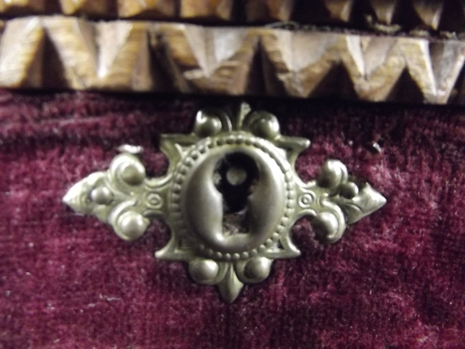 antique TRAMP ART BOX chest 1800's wooden primitive art sewing KEY & LION HEADS