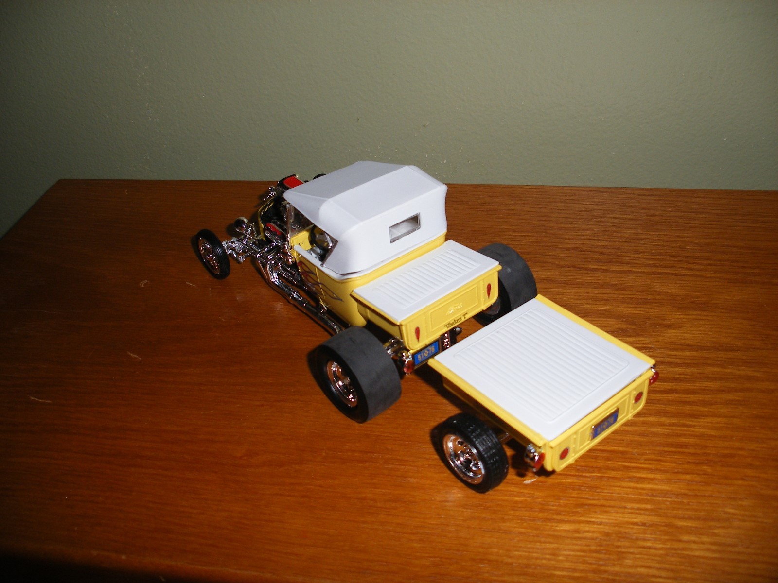 ADULT CUSTOM BUILT FORD T STREET ROD MODEL IN 1/24 SCALE  NEW