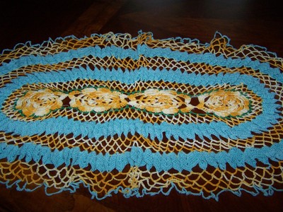 VINTAGE HANDMADE CROCHETED OBLONG DOILY 3D FLOWERS & RIBBON 18 X 30