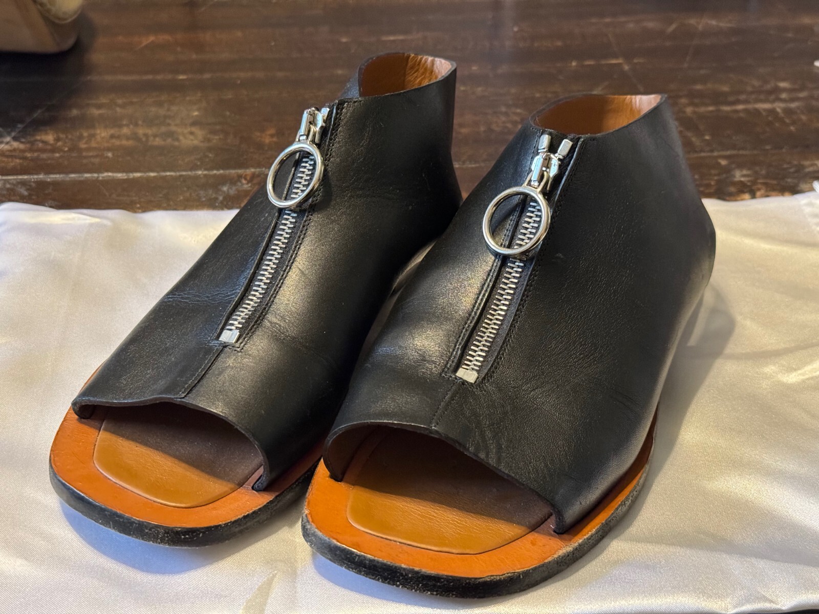 【カジュアルに♪】CELINE Woman Flat sandals Military Celine Women's Black Leather Zipper Detail Open Toe Casual