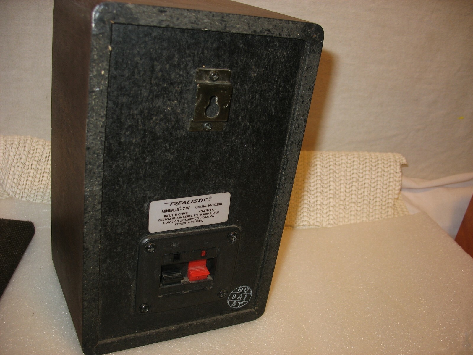 One VINTAGE Realistic Minimus-7W Bookshelf Speaker Walnut Cat. No. 40-2039B